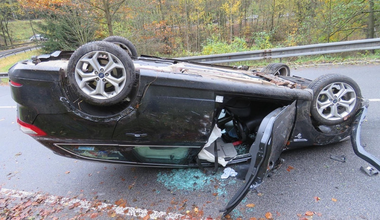 Řidič nezvládl zatáčku a skončil na střeše. Policisté mu naměřili 2,78 promile