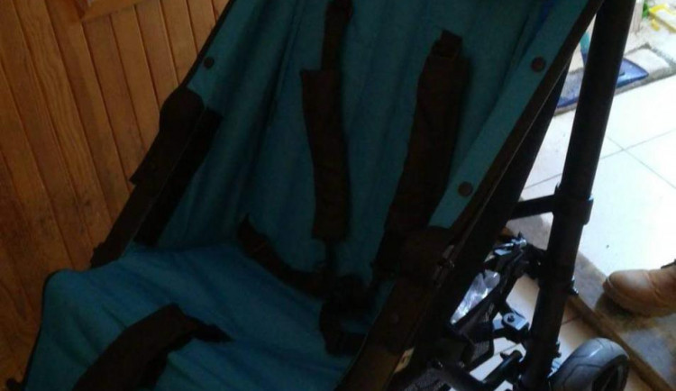Zloděj okradl postiženého chlapce o speciální kočárek. Bez něj se neobejde