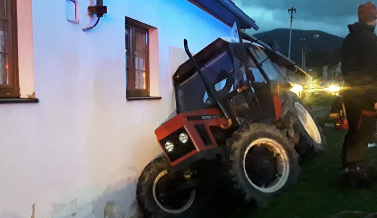 Ranní nehoda traktoru s kamionem se neobešla bez zranění