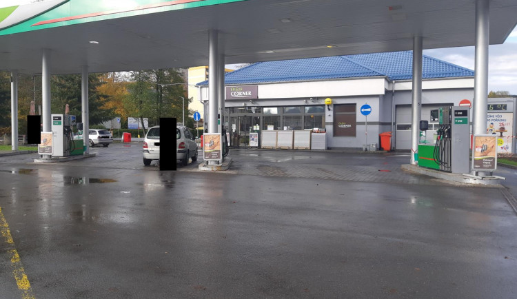 Muž v Jablonci hrozil zapálením auta, které polil benzinem