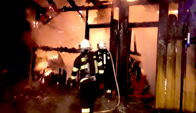 Noční požár ve Ferdinandově. Od vznícených pilin shořela kůlna