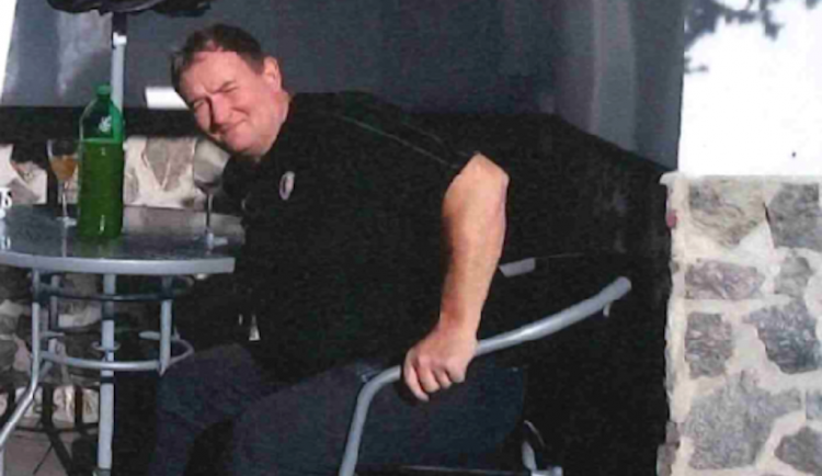 Podvodník prodává falešné dárkové karty, z penzionu utekl bez placení. S majitelem se přitom fotil