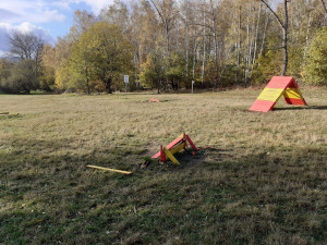 Někdo se vyřádil na psím agility u Hokejky, z překážek zbyly hromádky dřeva