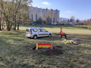 Někdo se vyřádil na psím agility u Hokejky, z překážek zbyly hromádky dřeva