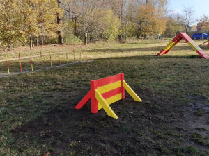 Někdo se vyřádil na psím agility u Hokejky, z překážek zbyly hromádky dřeva