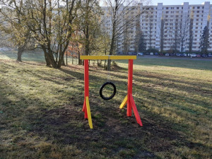 Někdo se vyřádil na psím agility u Hokejky, z překážek zbyly hromádky dřeva