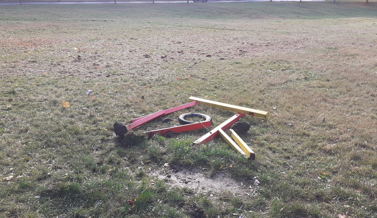 Někdo se vyřádil na psím agility u Hokejky, z překážek zbyly hromádky dřeva