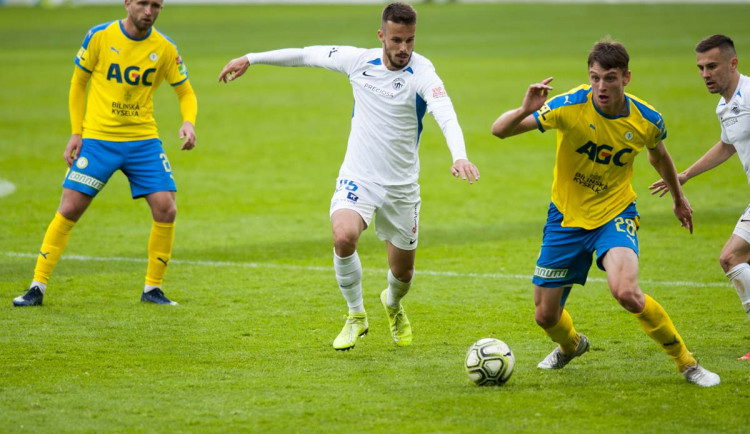 Oslabená sestava, penalta i červená pro Peška. Slovan přesto veze z Teplic tři body