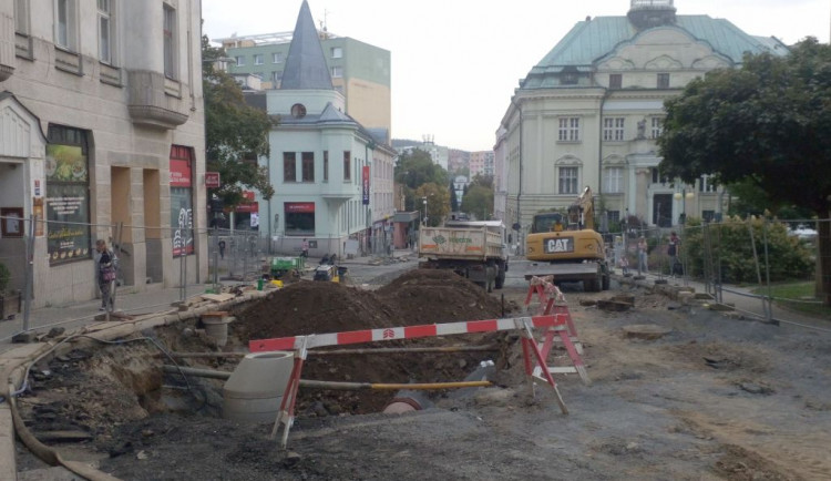 Rozkopané silnice v centru Jablonce budou přes zimu průjezdné. Na jaře dostanou finální povrch