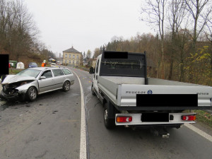 Mladý řidič způsobil v Lučanech nehodu tří aut, při nárazu z vozu vypadl