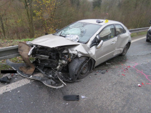 Mladý řidič způsobil v Lučanech nehodu tří aut, při nárazu z vozu vypadl