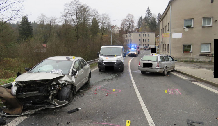 Mladý řidič způsobil nehodu tří aut, při nárazu z vozu vypadl