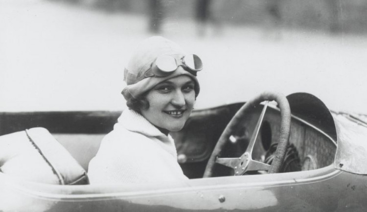 Sláva i tragédie na závodní trati. Před 120 lety se narodila Eliška Junková, největší česká automobilová závodnice