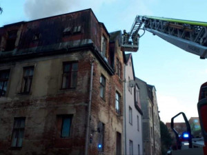 Ve Vojanově ulici opět hořelo. Hasiči evakuovali osmnáct lidí ze dvou domů
