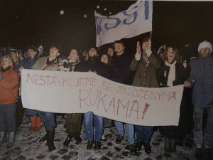 Manifestace pod balkonem ČSS (FOTO: Milan Drahoňovský)