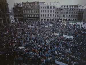 Manifestace pod balkonem ČSS (FOTO: Milan Drahoňovský)