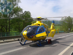 Vrtulník záchranky Libereckého kraje vzlétl k řidiči auta, cyklistovi i popálenému muži