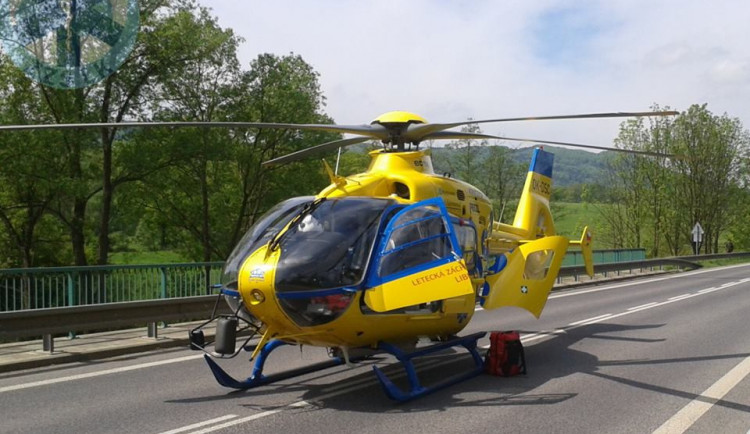 Vrtulník záchranky Libereckého kraje vzlétl k řidiči auta, cyklistovi i popálenému muži