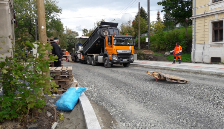 Rekonstrukce silnice přes Oldřichov se protáhne až do prosince. Firma nemá kvůli koronaviru dost lidí