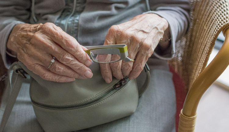 Skype i WhatsApp pomáhají seniorům v domovech zůstat v kontaktu s rodinou