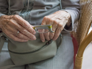 Skype i WhatsApp pomáhají seniorům v domovech zůstat v kontaktu s rodinou