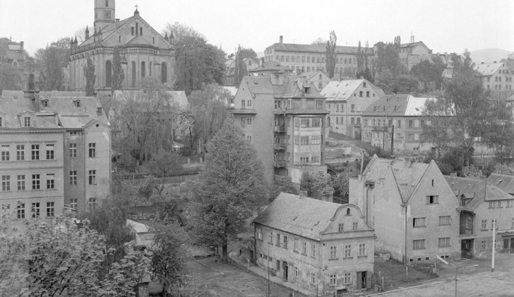 Pohled na již zbořený evangelický kostel na nám. Českých bratří