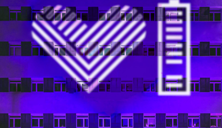 Na budově nemocnice se u příležitosti Giving Tuesday rozsvítí Světlo lékařům