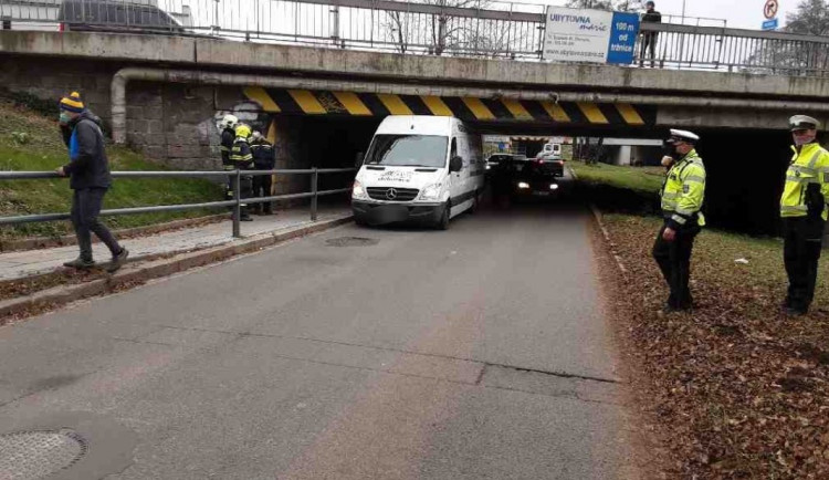Řidič se s dodávkou zasekl v Myší díře. Vyprostit ho museli hasiči