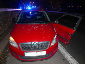 Opilý senior zastavil na průtahu městem. Otevřené dveře mu urazilo projíždějící auto