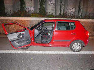 Opilý senior zastavil na průtahu městem. Otevřené dveře mu urazilo projíždějící auto