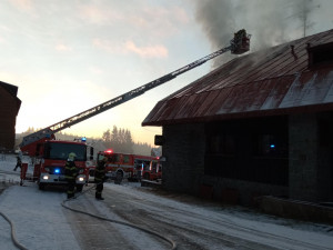 V Horních Mísečkách hořela Jilemnická bouda. Na místě zasahovalo několik jednotek hasičů