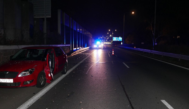 Opilý senior zastavil na průtahu městem. Otevřené dveře mu urazilo projíždějící auto