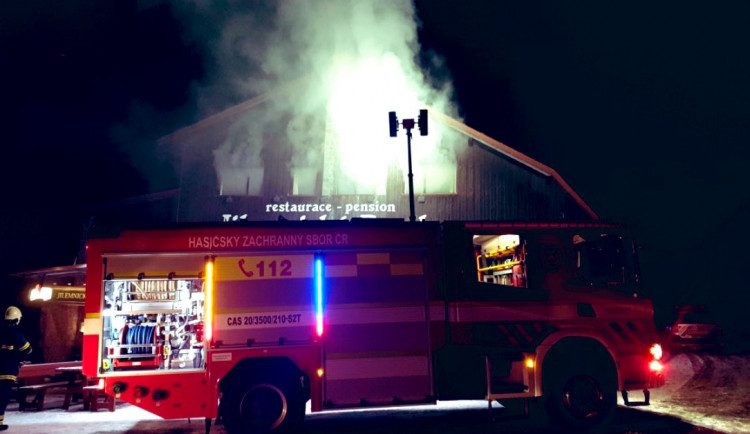 Na Horních Mísečkách hoří Jilemnická bouda. Na místě zasahují i hasiči z Libereckého kraje