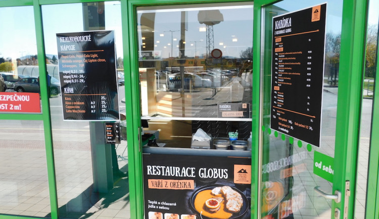 Restaurace Globus Liberec opět prodává přes okénko