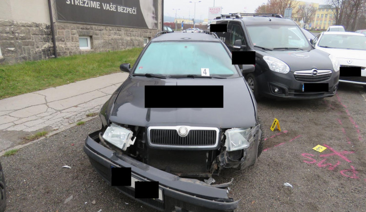 U jablonecké přehrady se srazila tři auta. Řidička nedala přednost