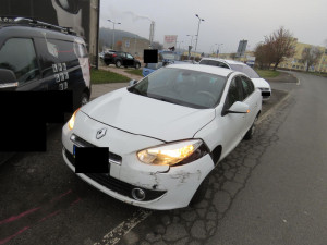 U jablonecké přehrady se srazila tři auta. Řidička nedala přednost