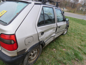 U jablonecké přehrady se srazila tři auta. Řidička nedala přednost