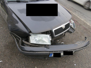 U jablonecké přehrady se srazila tři auta. Řidička nedala přednost