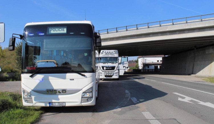 Že nejsou ve vysoké kabině vidět? Policisté na řidiče kamionů nasadili speciální autobus
