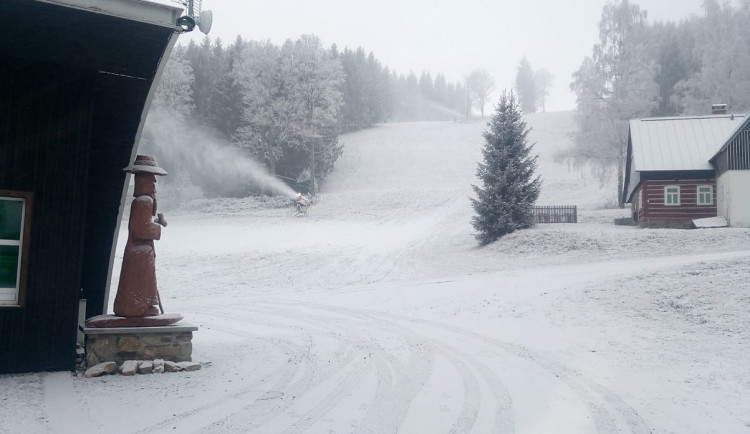 Největší skiareál v kraji začal zasněžovat
