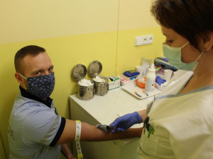 Policisté vyléčení z koronaviru darují krevní plazmu. Chceme pomáhat tam, kde je to potřeba, říkají