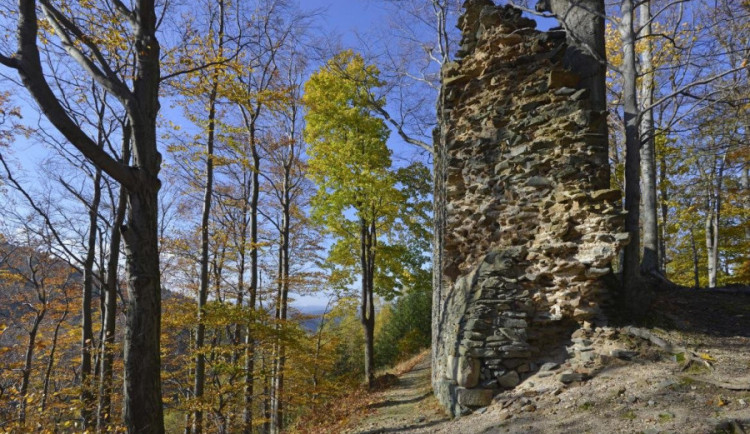 Nad Jítravou najdete zříceninu Roimundu