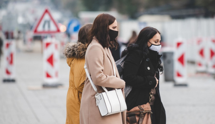Ve čtvrtek se uvolní protiepidemická opatření. Otevřou obchody, služby i restaurace