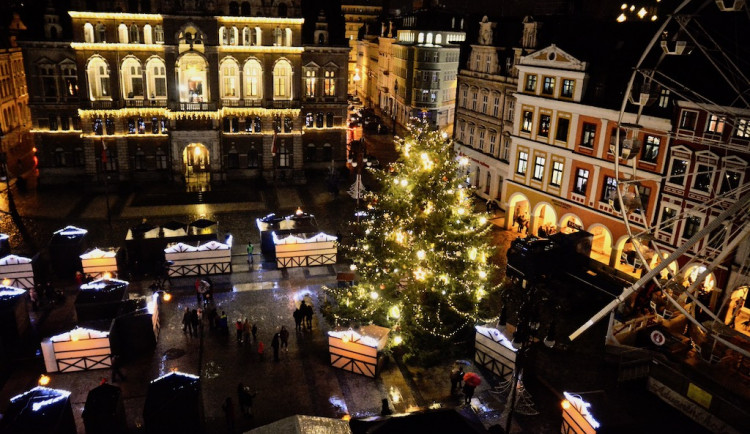 Vánoční strom v Liberci už svítí. Rozsvícení tentokrát muselo být bez lidí