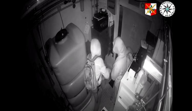 Do automatu se dostali rozbrušovačkou, natočila je při tom bezpečností kamera