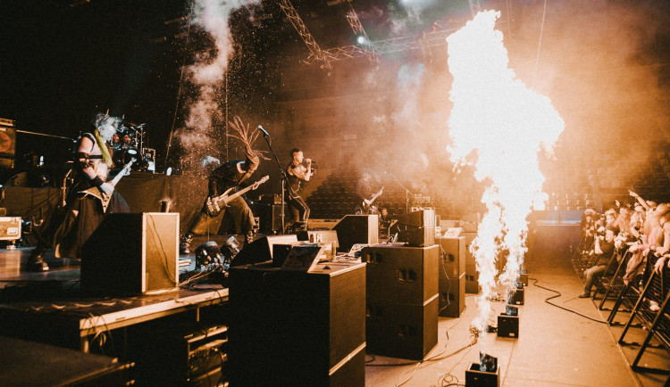 V rámci projektu Kultura přežije zahrají v Desítkách R+ Members Club. Z akce poběží stream