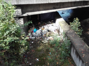 Desítky stříhaček a stovky pytlů s odpadem. Liberec zlikvidoval skládku v Jungmannově ulici