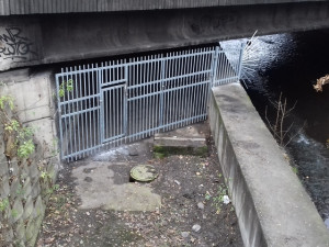 Desítky stříhaček a stovky pytlů s odpadem. Liberec zlikvidoval skládku v Jungmannově ulici