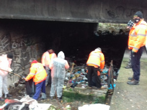 Desítky stříhaček a stovky pytlů s odpadem. Liberec zlikvidoval skládku v Jungmannově ulici