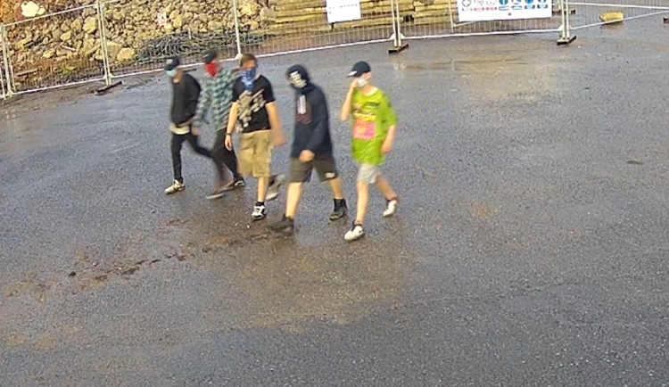 Někdo řádil ve skladu v Ostašově. Policie pátrá po partě mladíků